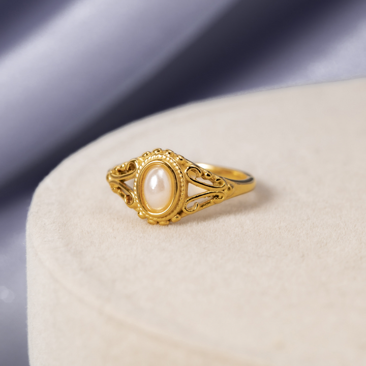 Royal - Vintage ring with pearls